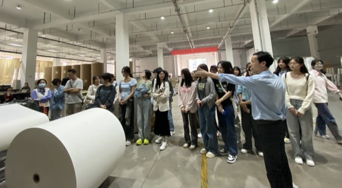 校企聯(lián)動(dòng)，融通未來(lái)——外國(guó)語(yǔ)學(xué)院英語(yǔ)系師生深入企業(yè)開展學(xué)習(xí)交流與技術(shù)轉(zhuǎn)讓專題活動(dòng)